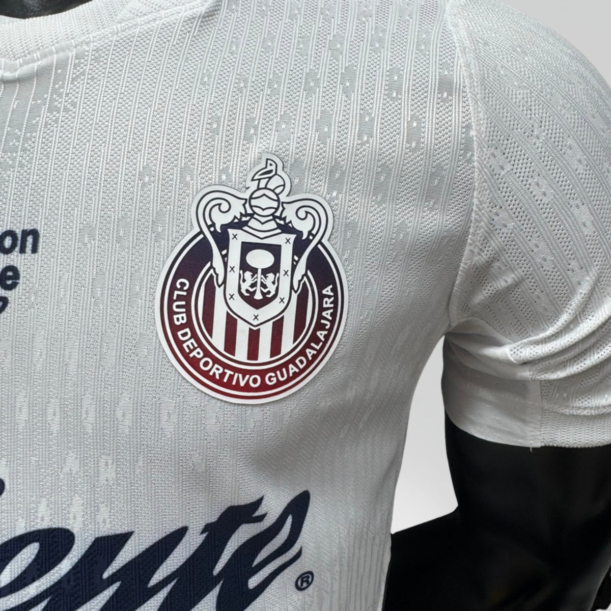 Chivas 2026 Visita Edición Jugador - detalle escudo